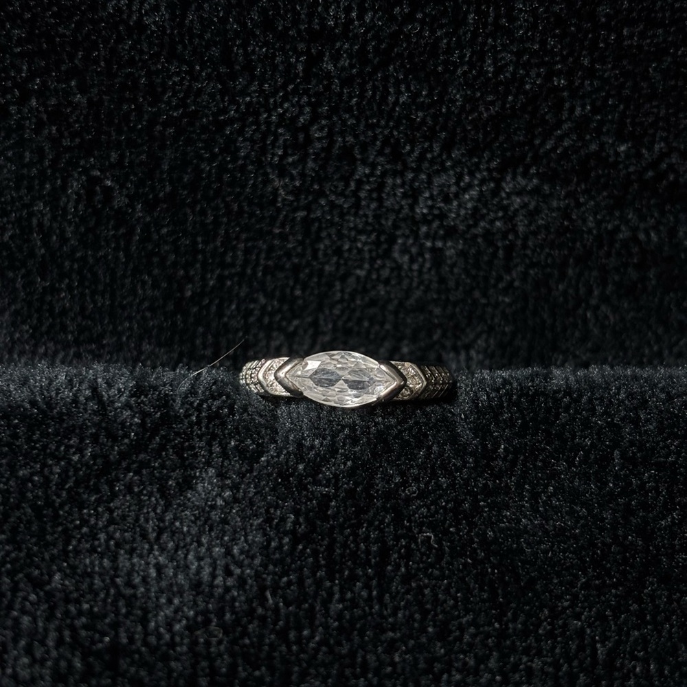 Elegant Silver Ring with Clear Gemstone